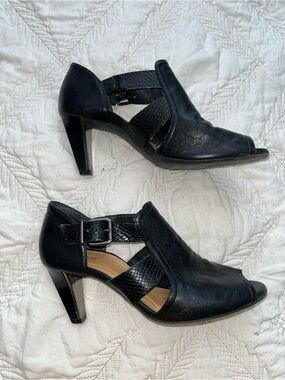Nuture Drake Perp Toe Dress Heels with Buckle Strap - Size 8